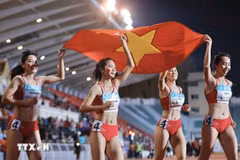 黄氏明幸、黎氏雪梅、阮氏姮、阮氏玉出色夺得田径项目女子4X400米接力赛金牌。图自越通社