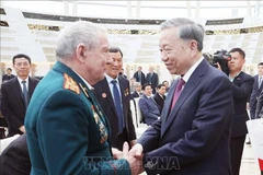 苏林总书记亲切慰问援越白俄罗斯老兵。图自越通社
