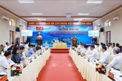 政府总理范明政听取了巴地头顿省常务委员会关于该生经济社会发展情况,推动该省和昆岛经济社会发展、确保国防安全的建议办理情况的报告。图自越通社