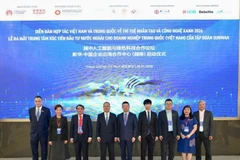 在舞台上合影贵宾在舞台上合影。新华集团供图