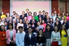 范明政总理和夫人与旅法侨胞和大使馆工作人员合影。图自越通社