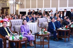 政府总理范明政与泰国总理佩通坦共同主持越泰企业论坛。图自越通社