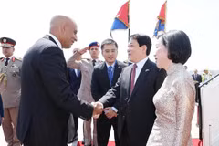 埃及教育和技术教育部长穆罕默德·阿卜杜勒·拉蒂夫来到机场迎接梁强和夫人一行。图自越通社