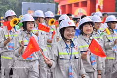 劳动者游行庆祝国际劳动节140周年。图片来源：越通社