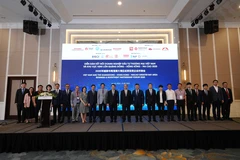 出席对接会的代表们合影。新华集团供图