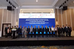 出席对接会的代表们合影。新华集团供图