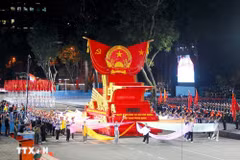 载有越南社会主义共和国国徽花车在2025年4月25日第二次阅兵、游行合练中巡游。图自越通社