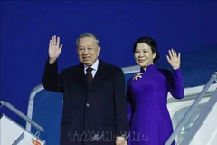 越共中央总书记苏林和夫人抵达赫尔辛基,开始对芬兰进行正式访问。图自越通社