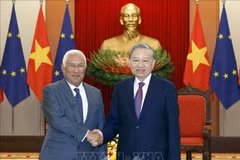 越共中央总书记苏林与欧洲理事会主席安东尼奥·科斯塔握手。图片来源：越通社