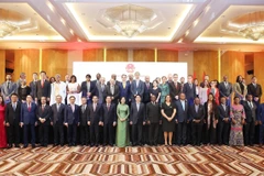 国家主席梁强与夫人出席越安建交50周年纪念活动，与各位代表合影。图自越通社