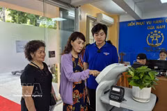 民众体验采用人工智能技术的AI机器人，以辅助办理行政手续。图片来源：越通社