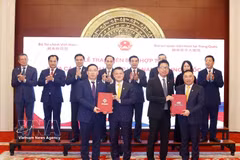 越南与中国企业互相交换合作谅解备忘录。图片来源：越通社