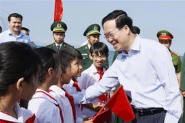 越南国家主席武文赏走访慰问广宁省姑苏岛县军民