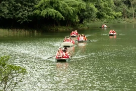 游客坐船参观游览长安生态旅游区。图自互联网