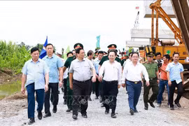 范明政一行在后江省奉侠县平成乡61C国道交汇处的第三子项目开展调研工作。图自越通社