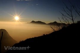 组图：在黄连山山顶上观赏日出美景