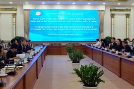 胡志明市人民委员会主席阮成峰会见亚行驻越南首席代表