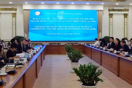 胡志明市人民委员会主席阮成峰会见亚行驻越南首席代表
