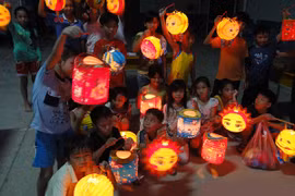 “送给你中秋节”活动在越南民族文化旅游村举行