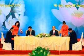 两国总理见证《越南政府与老挝政府2017年合作协议与计划》签署仪式（图片来源：越通社）