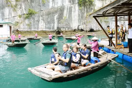 下龙湾划船服务。（图片来源：广宁报网）