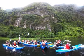 皮划艇爱好青年小组的成员阮玉明称，他们共有28个人，准备了15艘皮划艇。