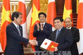 两国领导见证《应对气候变化第7期ODA贷款​换文》签署仪式（图片来源：越通社）