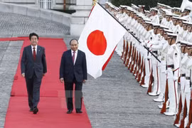 日本首相安倍晋三举行仪式 欢迎阮春福总理来日访问