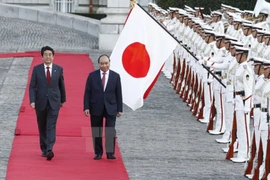 日本首相安倍晋三举行仪式 欢迎阮春福总理来日访问