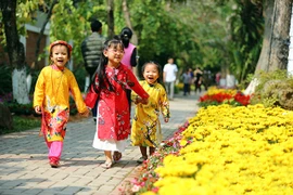 ​开心游花街的儿童们（图片来源：人民报）