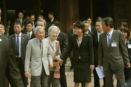 日本天皇和皇后与越南留日学生进行交流