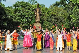 街头艺术活动在河内市还剑郡李太祖塑像地区举行。