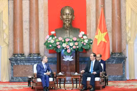 陈大光（右）会见加拿大国际贸易部长弗朗索瓦·菲利普•尚帕涅​（左）。（图片来源：越通社） 