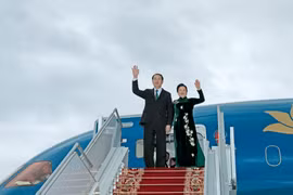 越南国家主席陈大光携夫人抵达白俄罗斯明斯克国际机场。（图片来源：越通社）