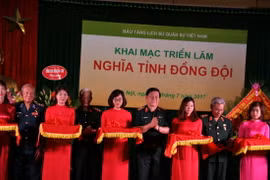 “战友情义”图片资料展在河内开展