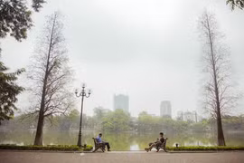 每个季节，河内都带有其独特的魅力，但可以说4月份春去夏来之间，河内风光最吸引人。这时间是树叶落叶季节，河内每一条熟悉道路如同穿上崭新的外衣，让人感到极为清新。