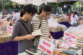 读者来河内旧书节感受历史文化气息