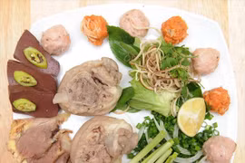 顺化牛肉米线以牛腩及猪蹄为主导，​再加上鱼豆腐、鸭血​、蟹 肉 饼等料（图片来源：越通社）