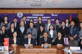 越南通讯社代表团与泰国公共关系部代表的合影