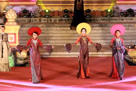 2018年顺化文化节：推崇越南国服——奥戴（组图）