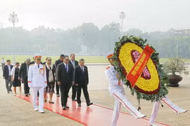 密克罗尼西亚联邦国会议长瞻仰胡志明主席陵并敬献花圈（组图）