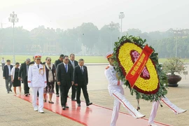 密克罗尼西亚联邦国会议长瞻仰胡志明主席陵并敬献花圈（组图）