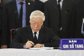 越南和国际领导吊唁陈大光同志并在吊唁簿上留言（组图）