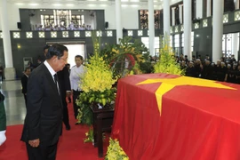国际领导赴首都河内吊唁陈大光同志（组图）