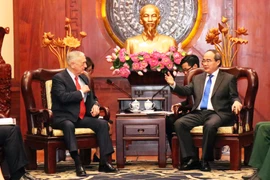 胡志明市领导会见美国国防部部长 