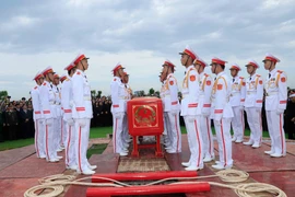 越南国家主席陈大光安葬仪式在宁平省举行（组图） 