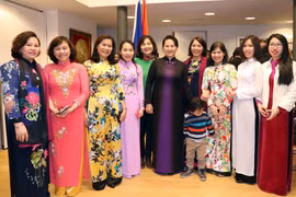 越南国会主席阮氏金银走访越南驻荷兰大使馆（组图）