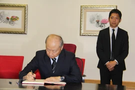 越南驻外代表处为陈大光同志逝世举行吊唁仪式并设置吊唁簿（组图）