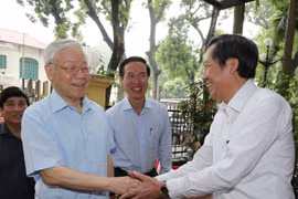 越共中央总书记阮富仲走访越共中央宣教部（组图）