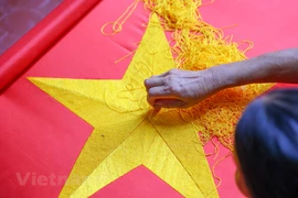 组图：九•二国庆节前夕 一家三代人忙着生产手绣国旗